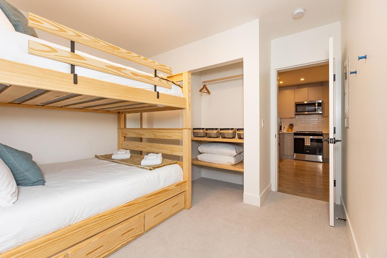 Tally Ho By Revelstoke Vacations Exterior photo