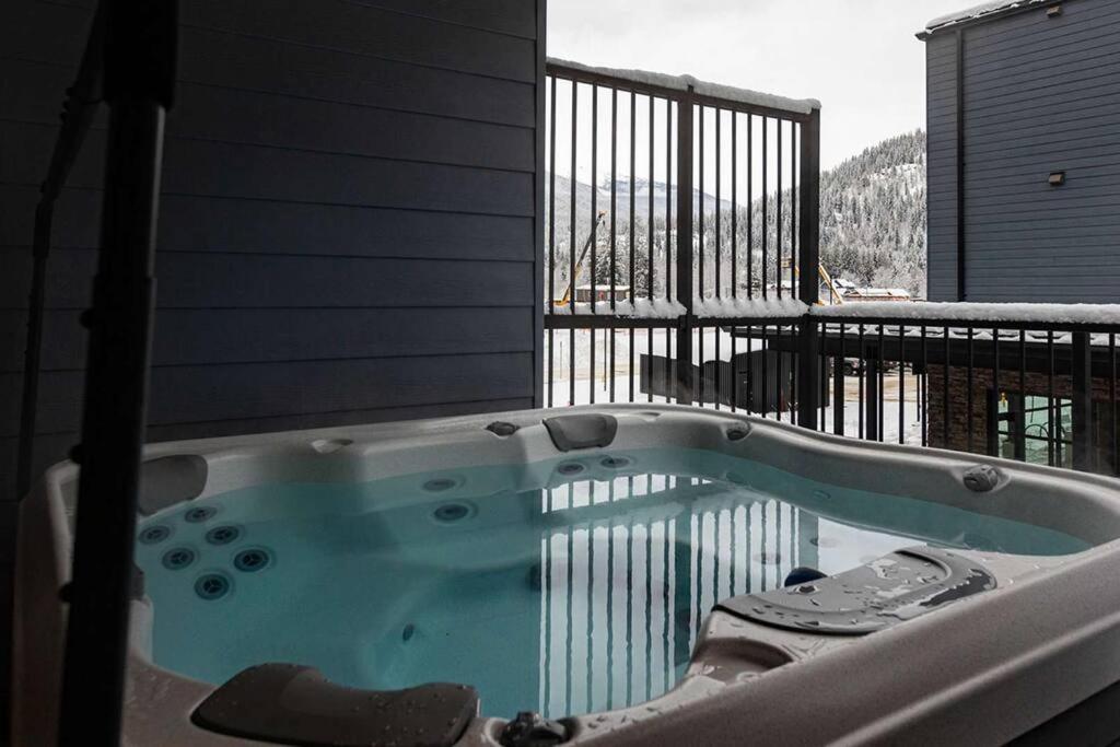 Tally Ho By Revelstoke Vacations Exterior photo