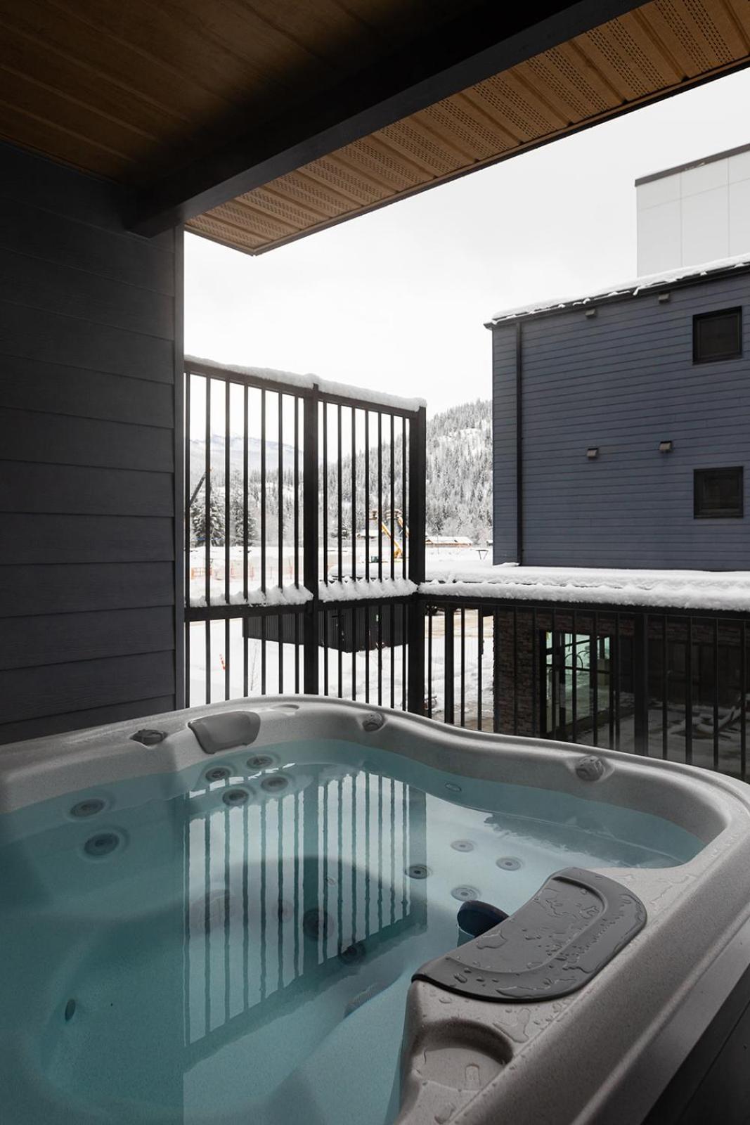 Tally Ho By Revelstoke Vacations Exterior photo